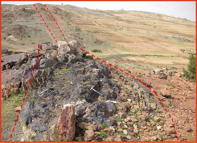  p>铁帽是指各种金属硫化物矿床经受较为彻底的氧化, a>风化 /a>作用