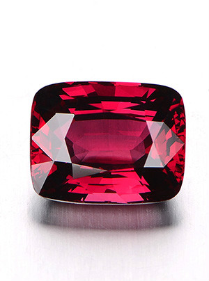  p>镁铝榴石是含镁铝的石榴子石,以其结构透明而用为宝石.