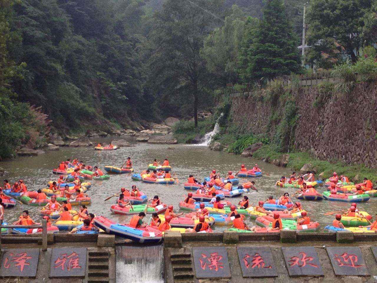  p>泽雅漂流位于温州市泽雅风景区内,泽雅漂流位于七瀑涧景区入口处