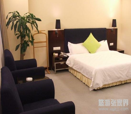 座落于张家界市西"金三角"之三角坪,近瞰澧水秀色,远眺天门山奇观