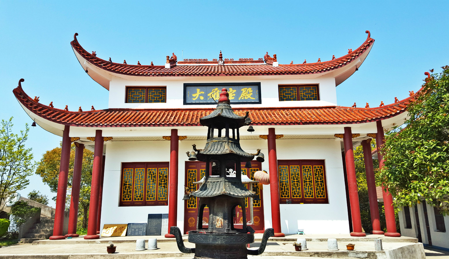 p>禹山游览区位于华容县南,沿华注公路行至十公里处.