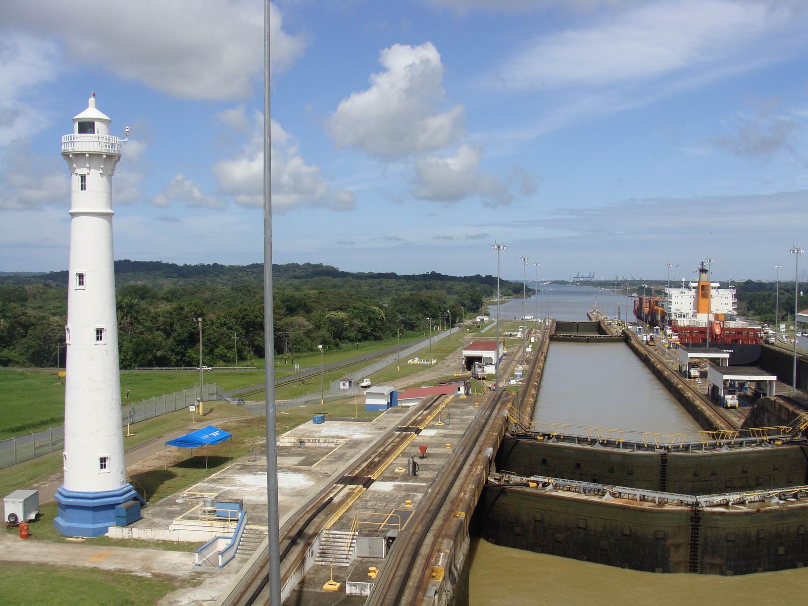  p>巴拿马运河(英语:panama canal;西班牙语:canal de panama)位于 a