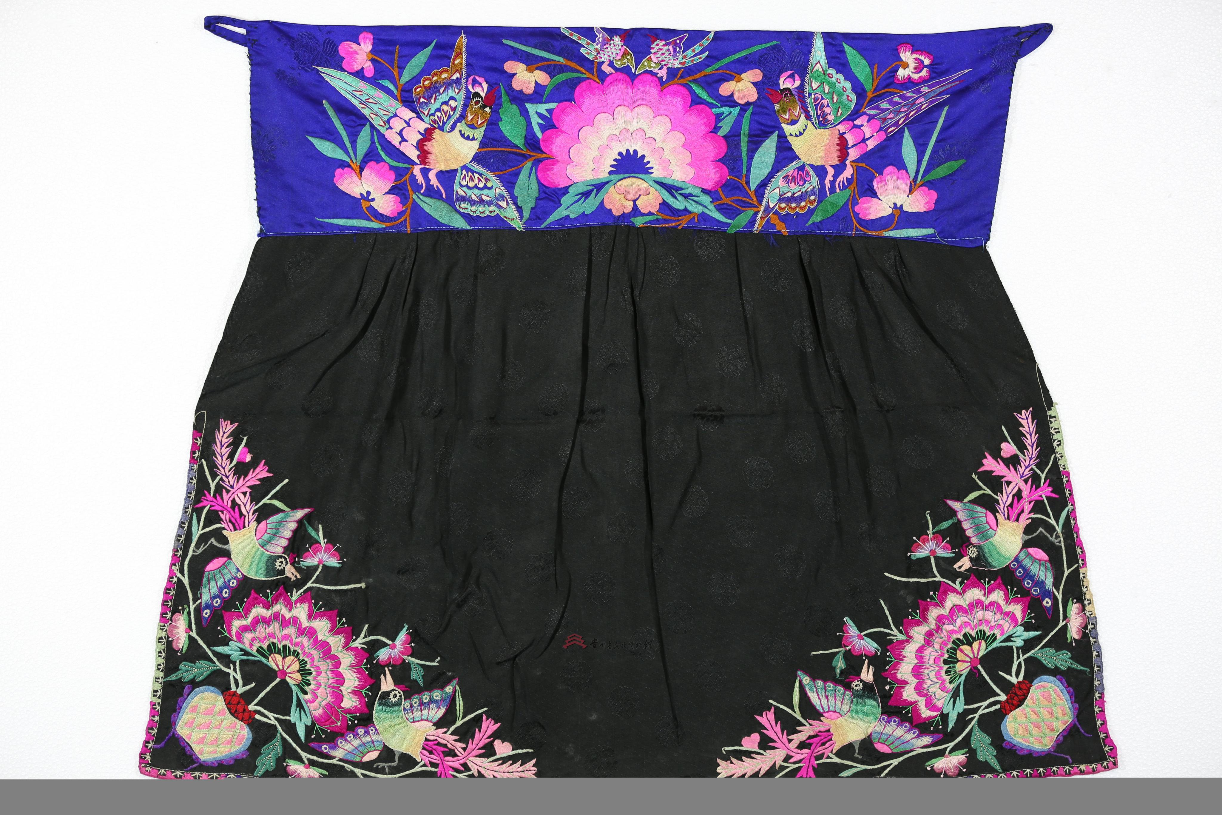 当代湖南花垣苗族平绣凤戏牡丹纹围腰