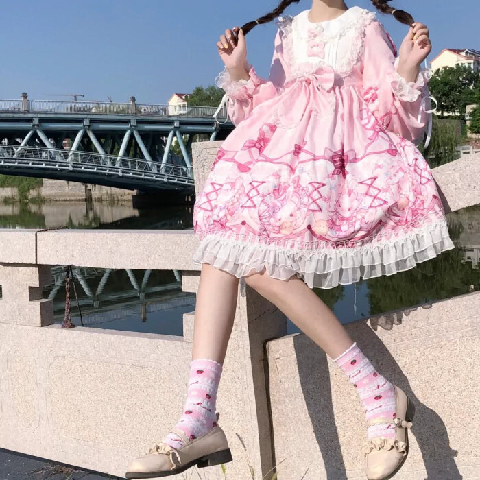 ,是一种服饰类型,主要风格为甜美,古典,<a target="