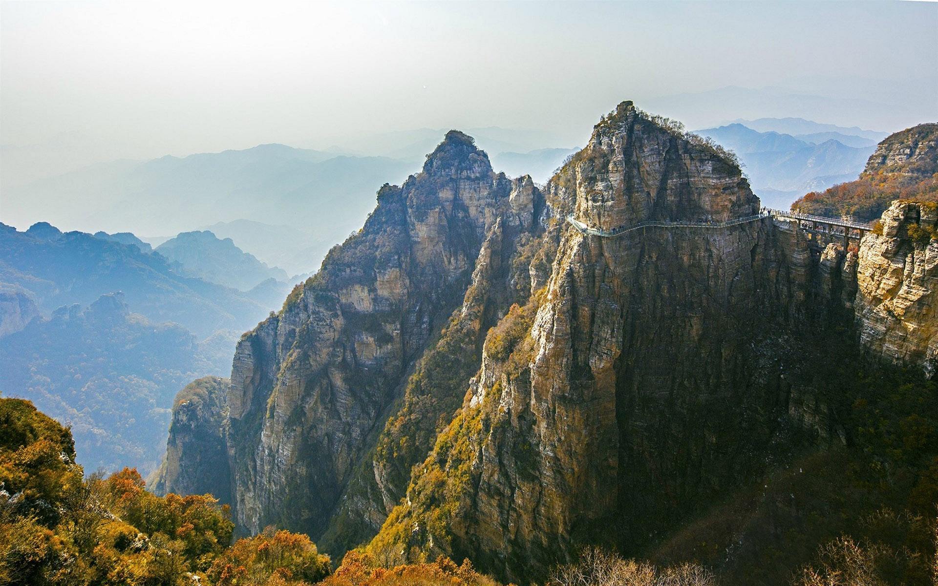  p data-id="gn18qpf75j">大排山位于中国广西省来宾市兴宾区,主峰