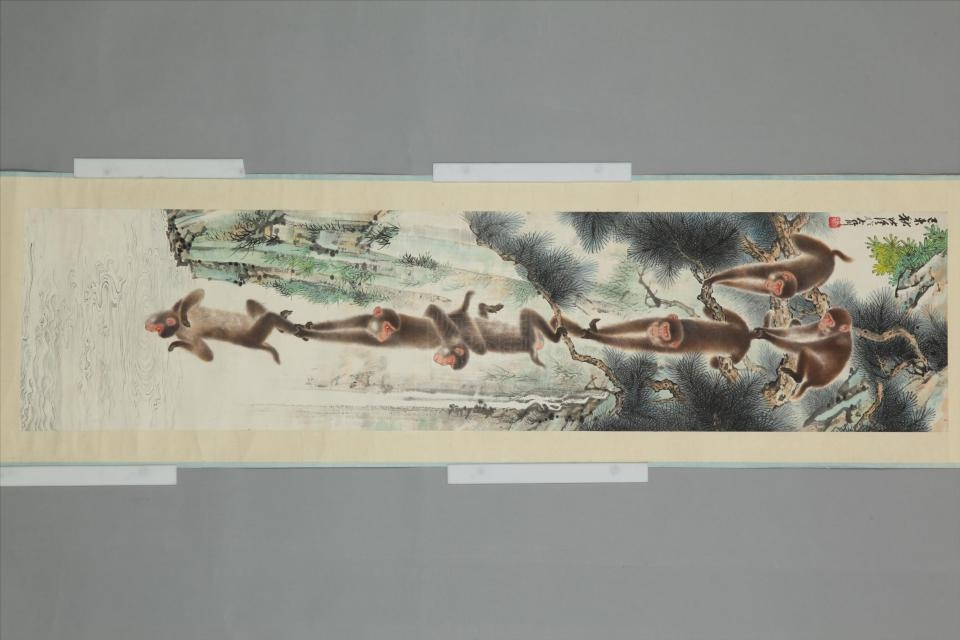 现代周北溪设色"猴子捞月"图轴