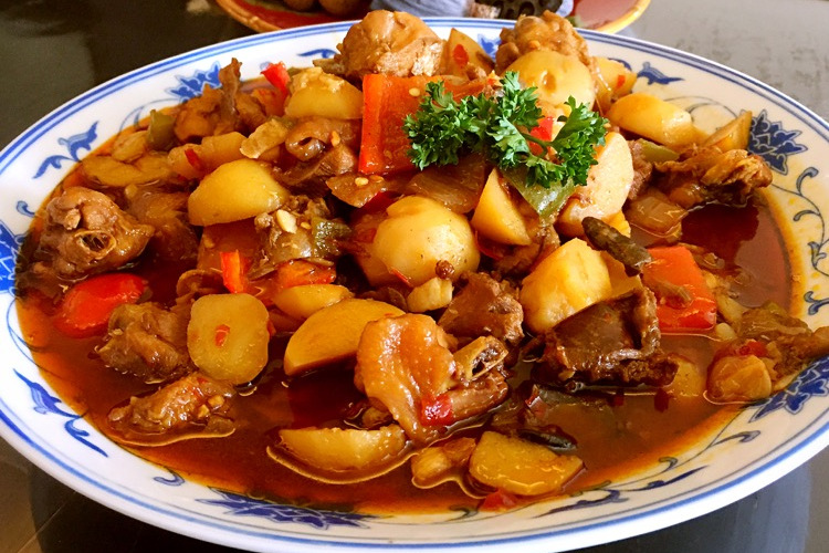  p>啤酒鸡是以三黄鸡和 a target="_blank" href="/item/啤酒/134984"