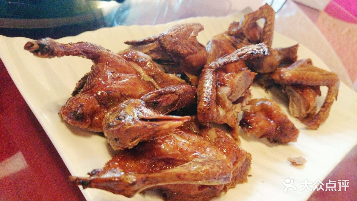  p data-id="gnbp9hflmq">香烤斑鸠,是一道以斑鸠为主要食材制作的