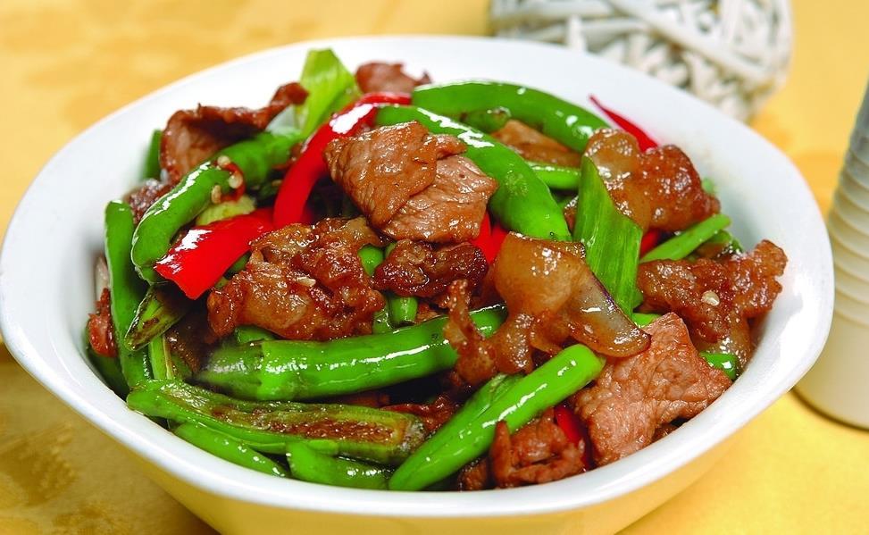  p>尖椒五花肉是一道简单的家常菜,食材主要是五花肉,青椒,属川菜系.