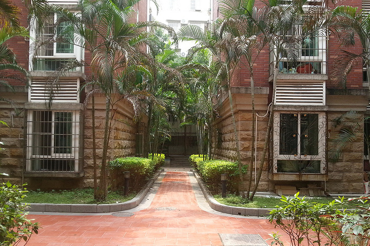  p>倚绿山庄尚院位于广州市白云南湖,由广州市银山房地产开发有限公司