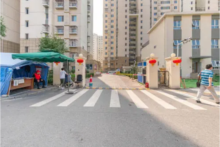 京奥港枫泉花园位于北京市顺义中央别墅区,共计房屋1961户.