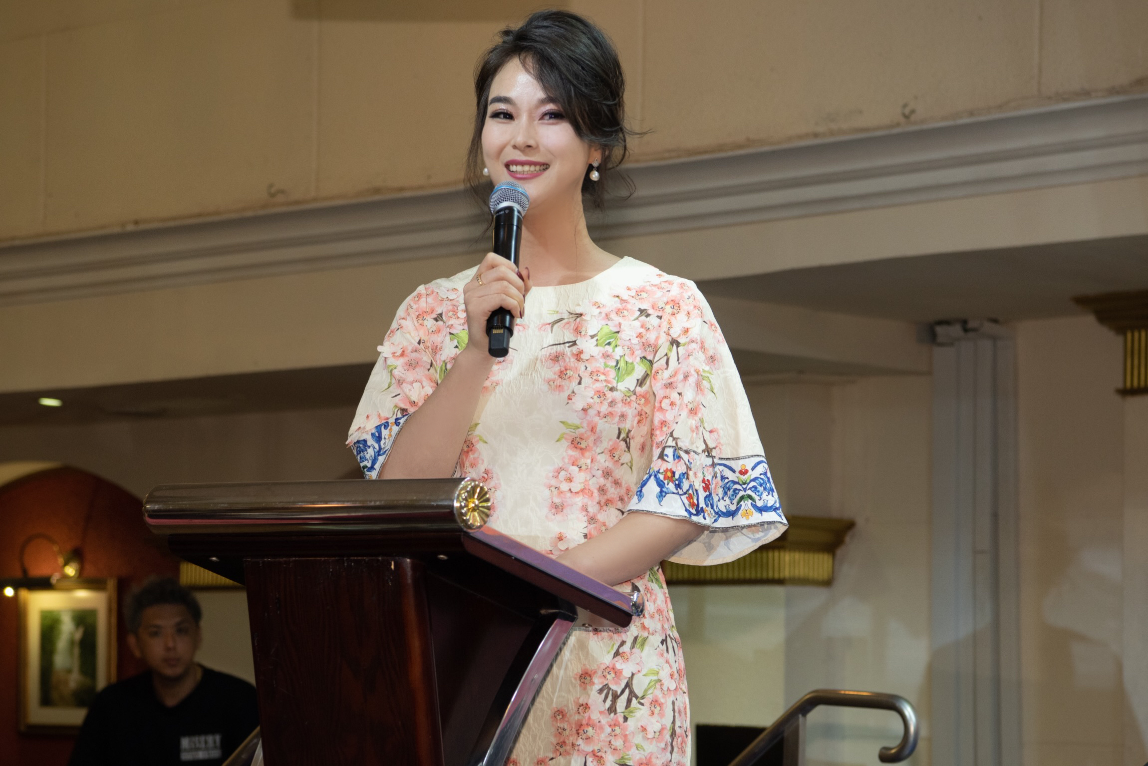 新加坡6届春晚主持人,央视新媒体《见证人物》主持人.