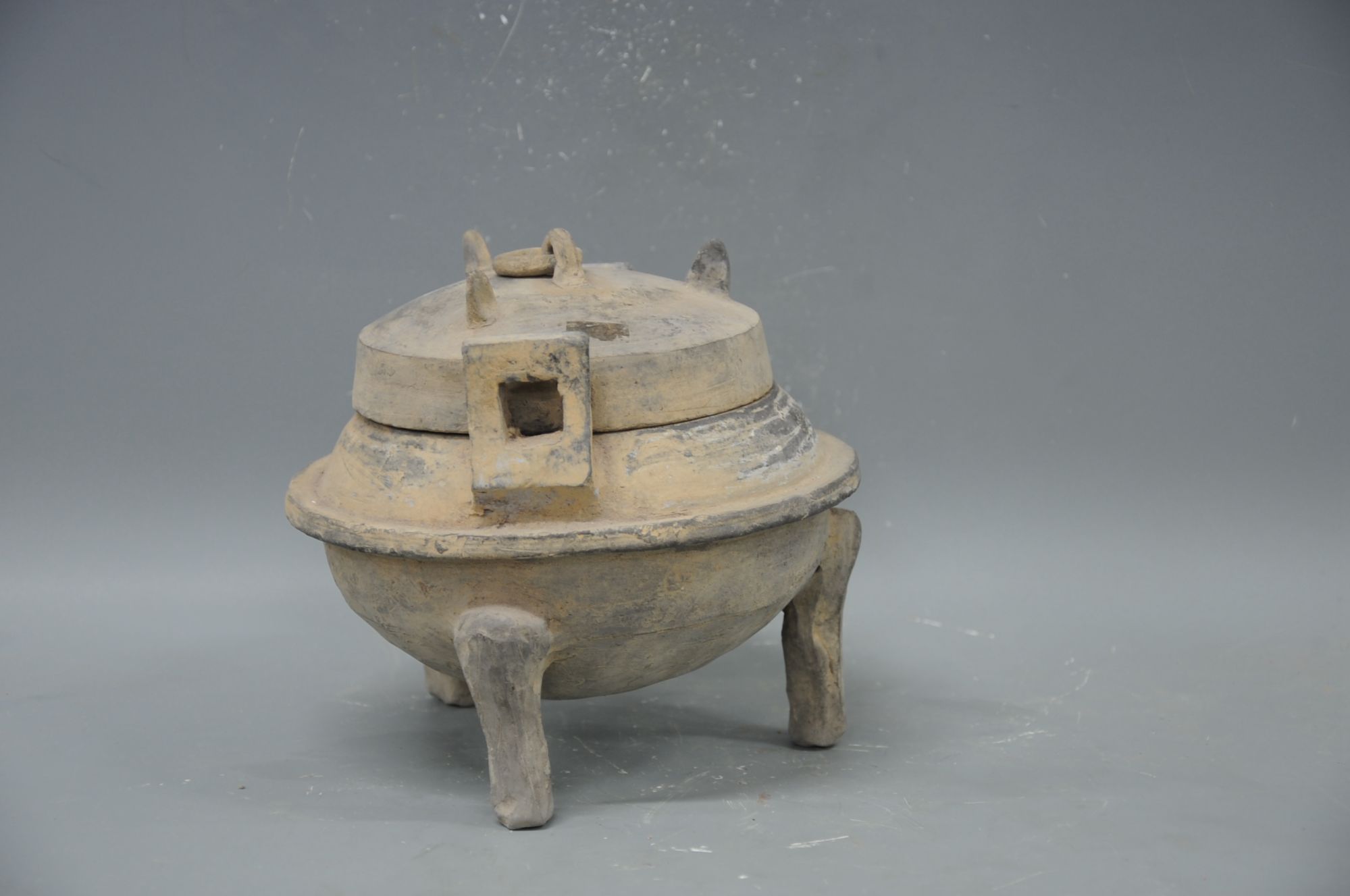 汉代灰陶带盖三足鼎
