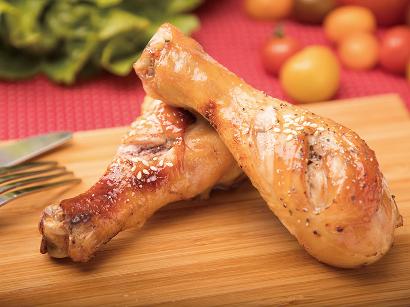  p>泰式棒棒腿主要由鸡棒腿,黄椒,红椒, 葱等制作而成的菜品. /p>