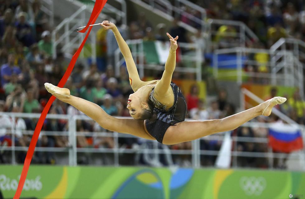  p>艺术体操(rhythmic gymnastics)是一项徒手或手持轻器械,在音乐