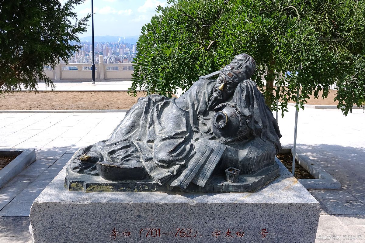 诗仙李白写过凡尔赛文学，白玉盘、绿玉杖、散金三十万都是小意思_百科TA说