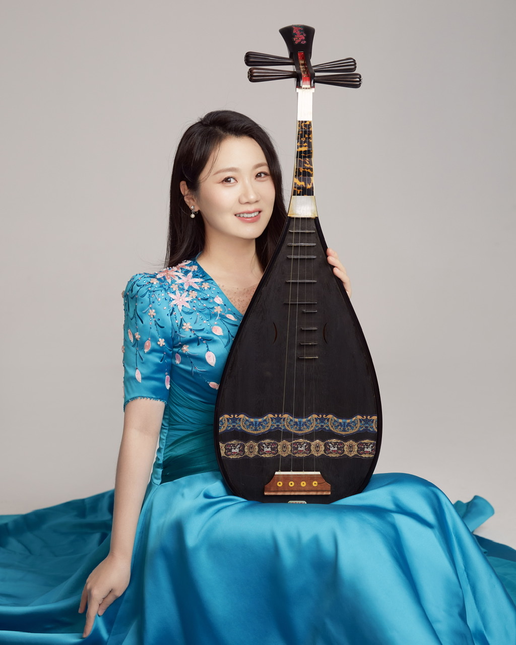  p data-id="gnb4nffj18">青年琵琶演奏家.