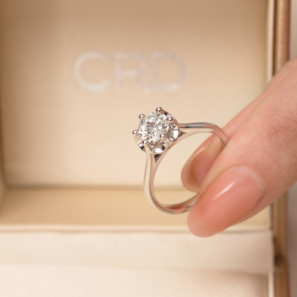  p data-id="gnvgnl0xq7">钻戒镶嵌是指将钻石镶嵌在钻戒上的一种技术