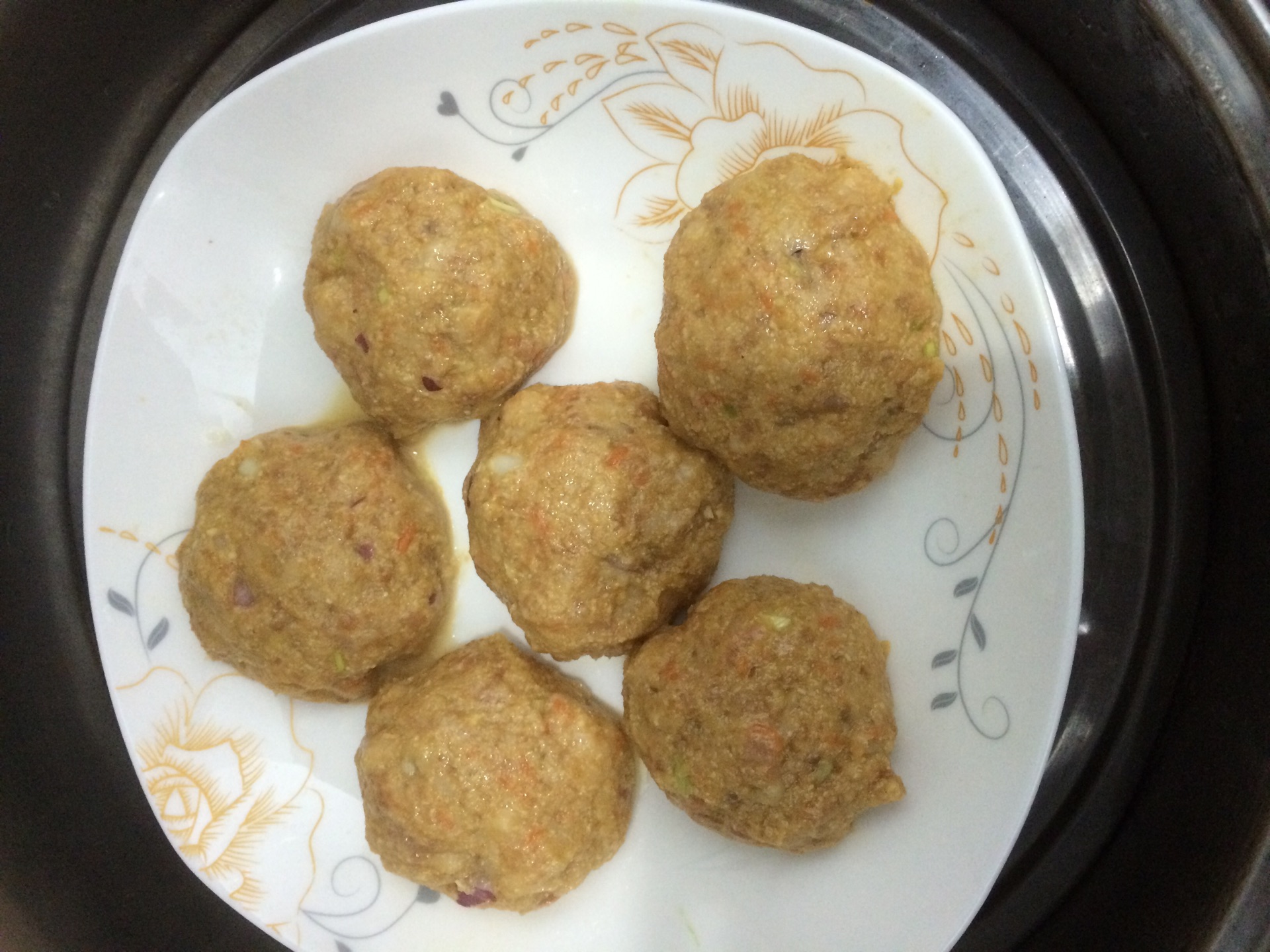  p>豆腐渣丸子蛋白质丰富,脂肪含量低,富含纤维素.