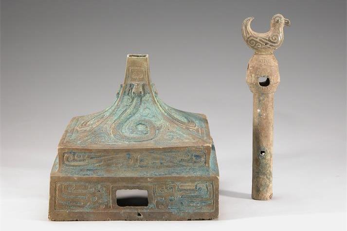 春秋龙纹铜方座,鸟首铜柱
