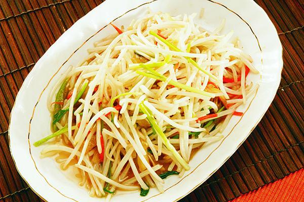  p data-id="go03mtufil">银芽洋葱是一道家常菜,主料是 a target="