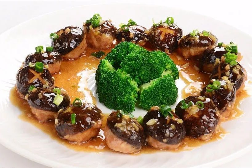  p>煎清汁冬菇是一种美食,需要材料水发冬菇100克,鲮鱼胶30克.