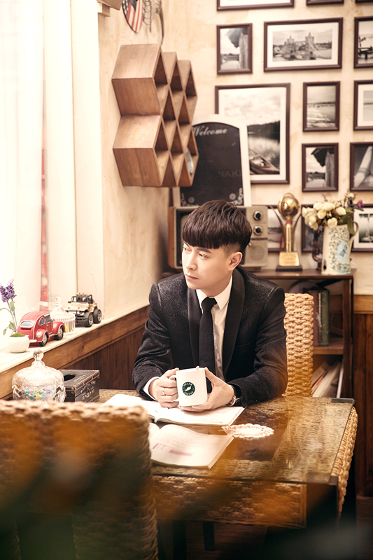  p>蓝波,1980年8月27日出生于中国吉林省四平市,毕业于吉林艺术学院