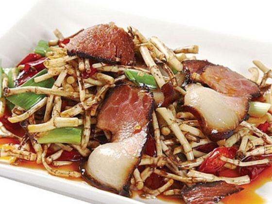  p>遵义折耳根炒腊肉,贵州遵义的特色小吃. /p>
