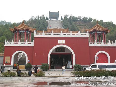  p data-id="gnhg1o7amp">中华万寿大鼎是南岳最新盛景之一.