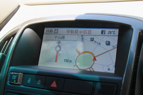 并且根据既定的目的地计算行程,通过地图显示和语音提示两种方式引导