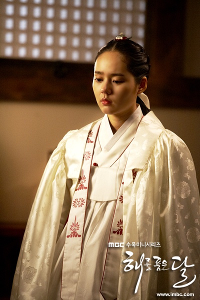 拥抱太阳的月亮