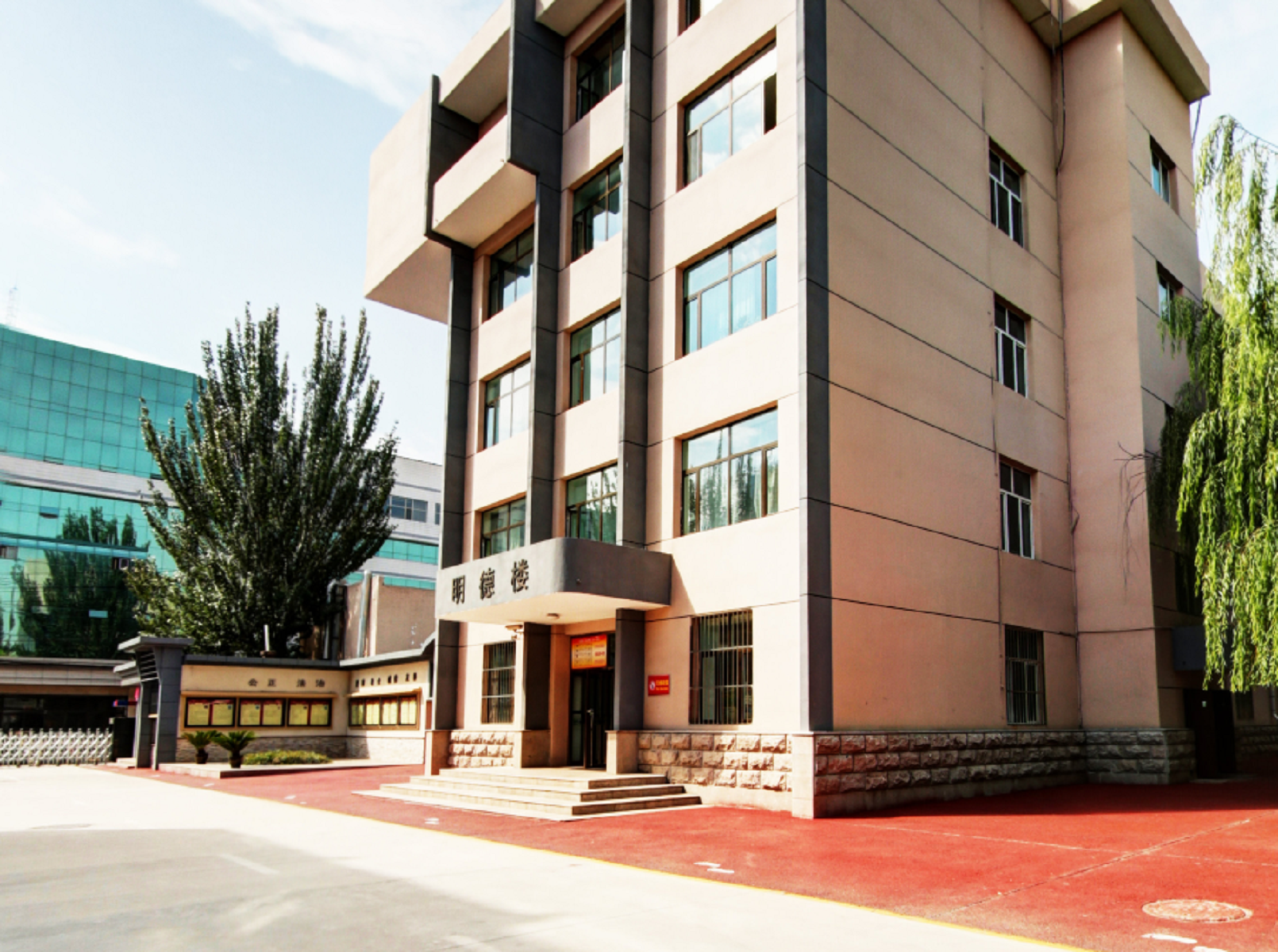  p>包头市第九中学创建于1957年,是内蒙古自治区首批重点中学,示范性