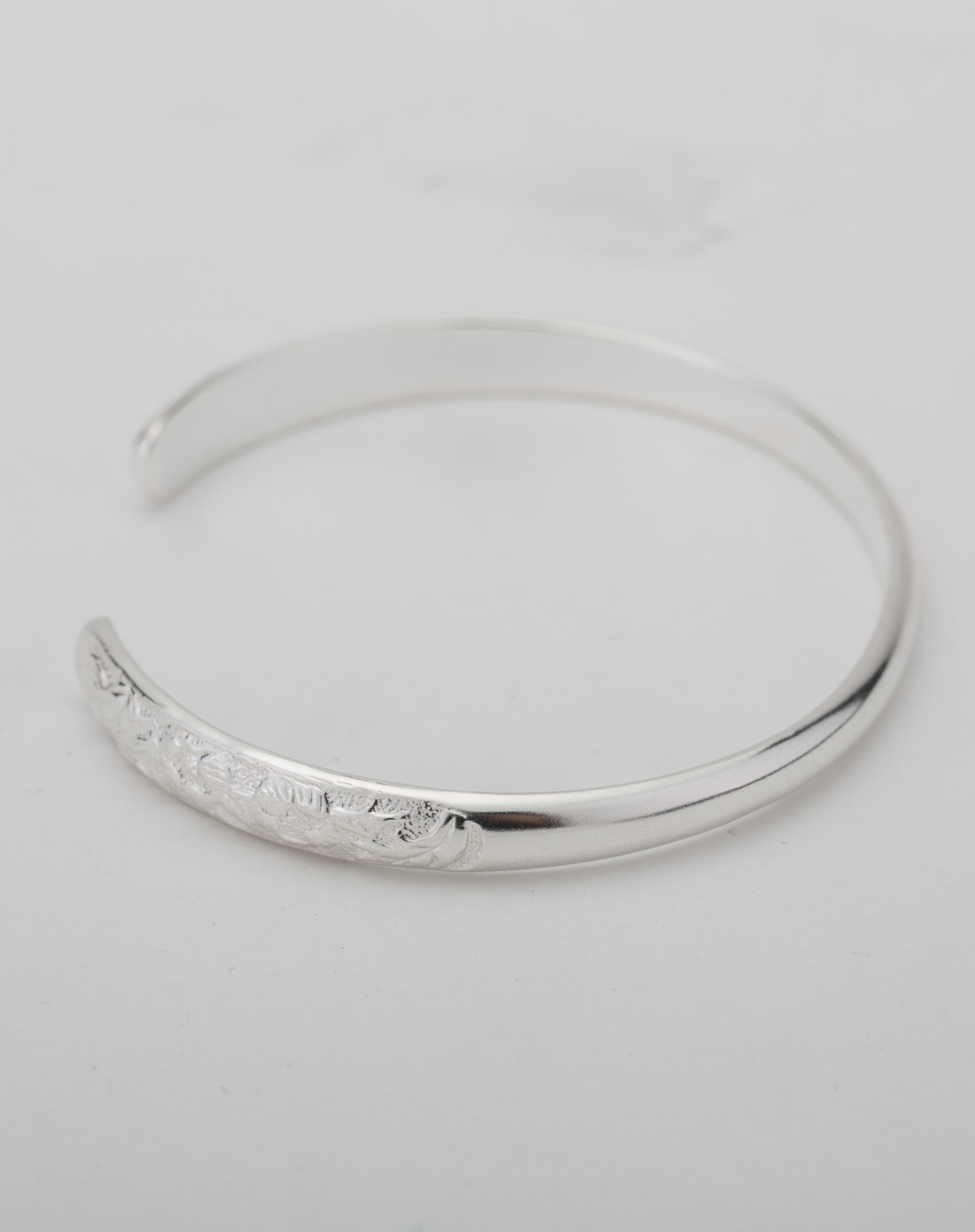  p>银镯,从字面理解为银制的手镯,但在现代被赋