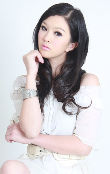 ,出生于新疆伊犁州,中国内地新生代影视女演员