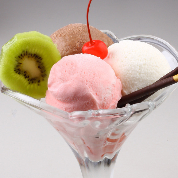 三色冰激凌机的优点是多种口味最好是不同色系的冰激凌可以同时出缸又