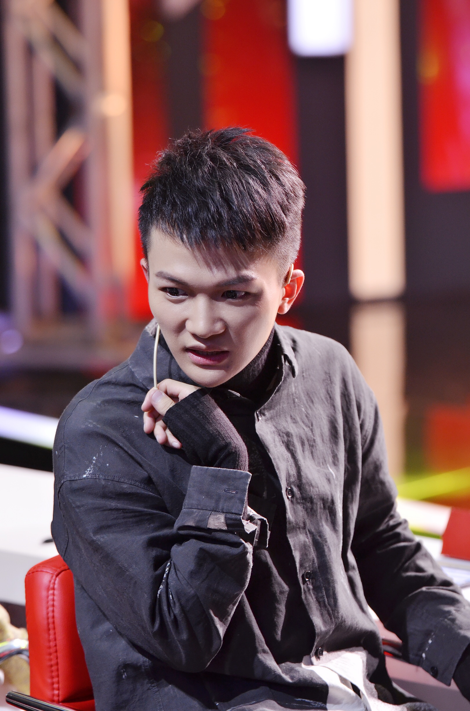  p>周深,1992年9月29日出生于湖南邵阳,长于贵州贵阳,中国内地男歌手