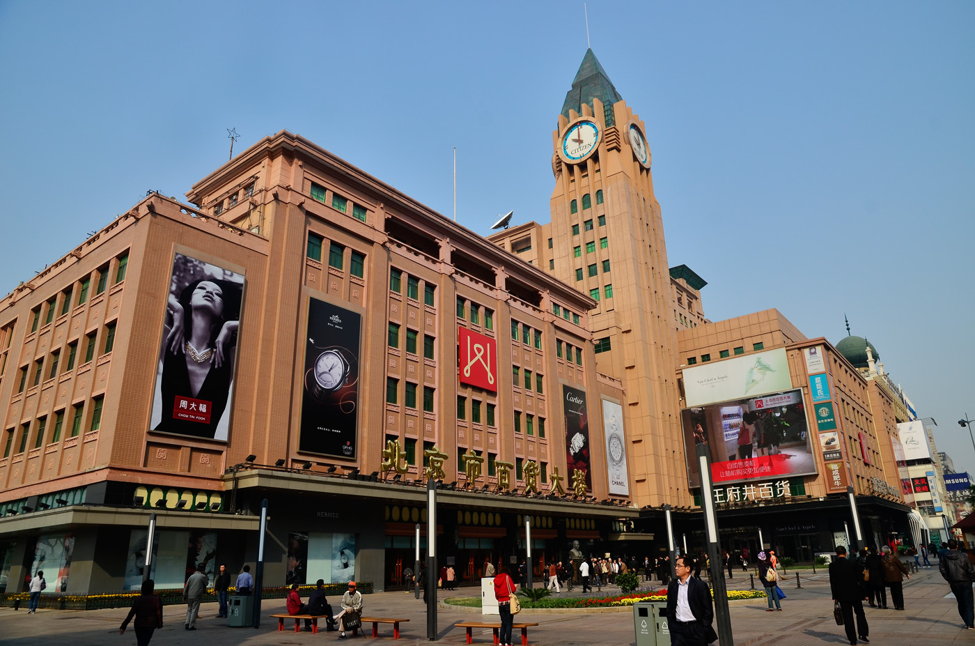  p>王府井步行街 i>(wangfujing walkway) /i>,位于中国北京市东城区