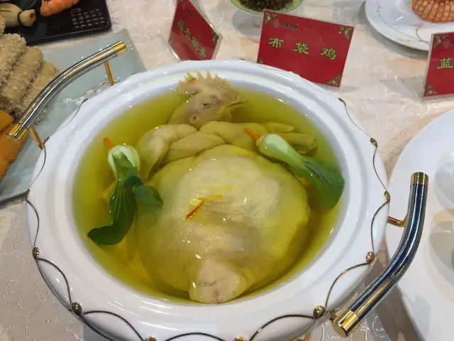  p>博山布袋鸡,是一道博山的地方传统名菜, a target="_blank" href="