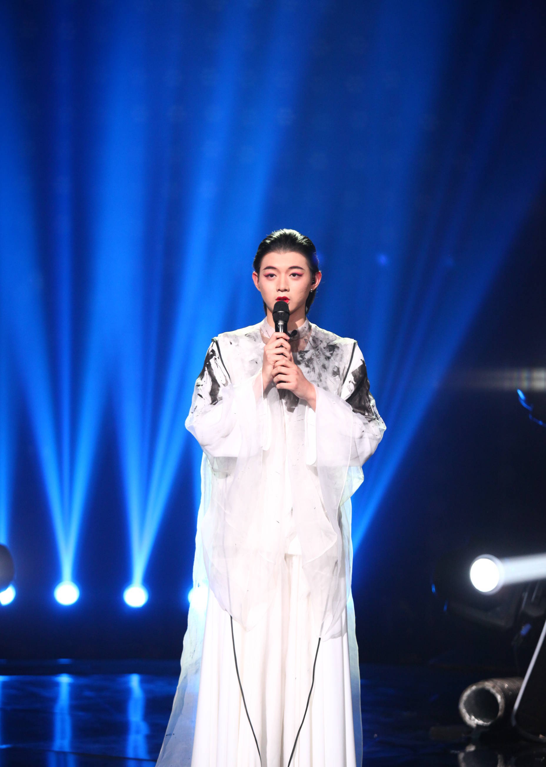  p>霍尊,1990年9月18日出生于上海,中国内地男歌手,音乐人,毕业于 a