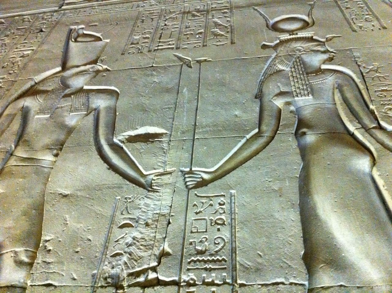 历时200多年才竣工完成,主要供奉鹰头人身的天神荷露斯(horus)