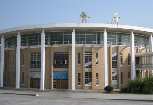 ">山东省招远市第一中学 /a>(以下简称招远一中)前身是招远中学,始创