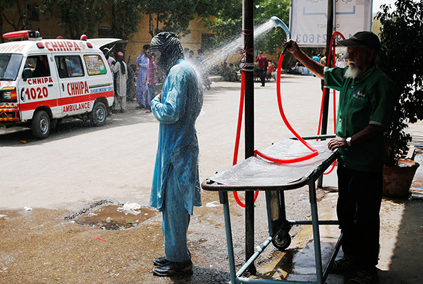 是指2018年5月18日以来,巴基斯坦最大城市卡拉奇连续数日遭受热浪侵袭