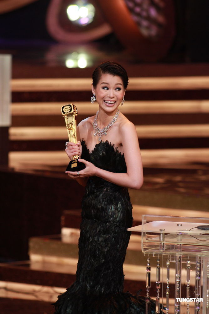 1999年,胡杏儿参加 a target="_blank" href="/item/香港小姐">香港