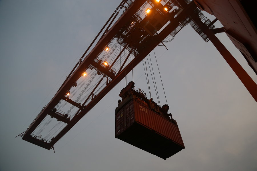  p>桥吊(traveling crane)是码头上用于进行装卸作业