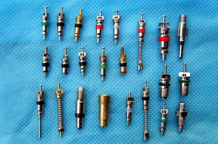 "气门芯"的主体是一小段上端中空,下端实心的柱体,在下端的侧面开一个