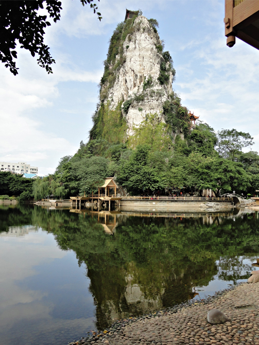  p>箭盘山奇石园,位于广西柳州市主干道屏山大道中段北侧,北与京港