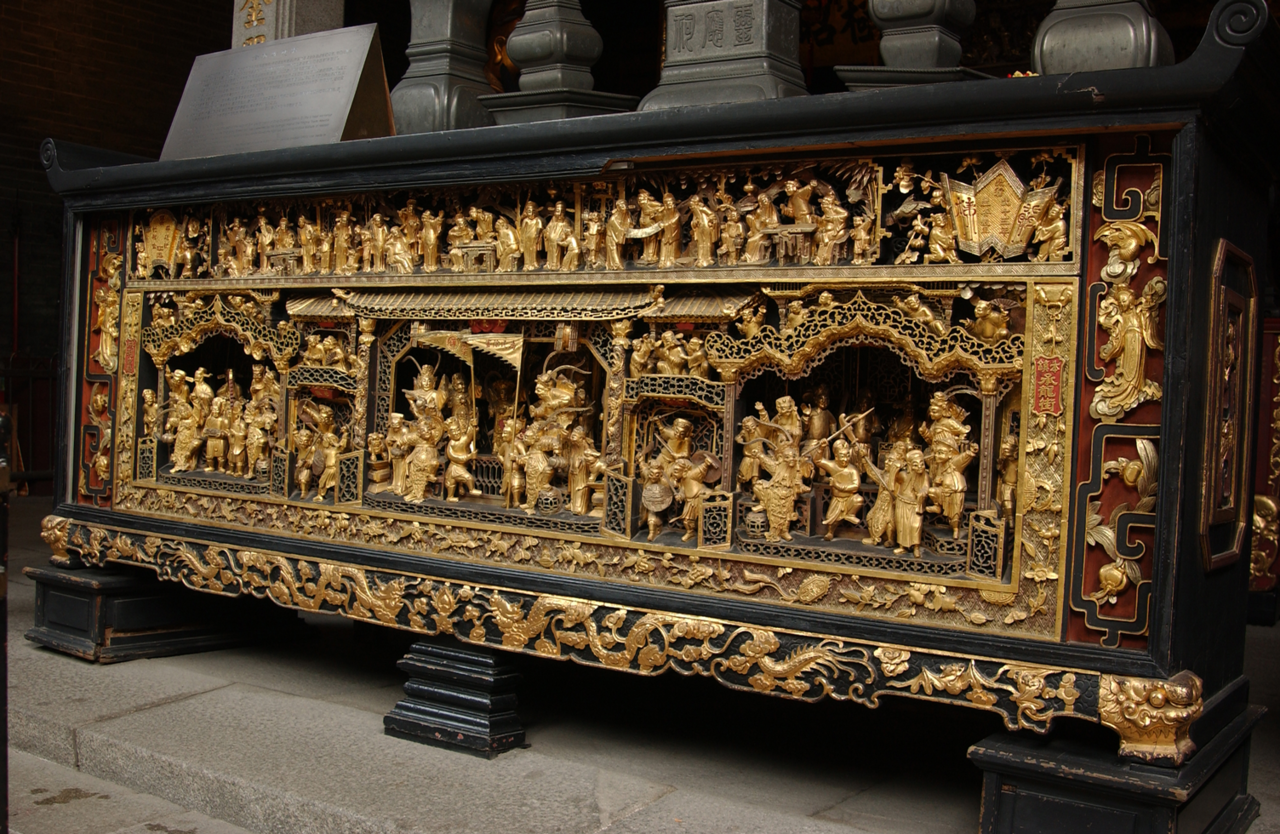 正殿漆金木雕神案