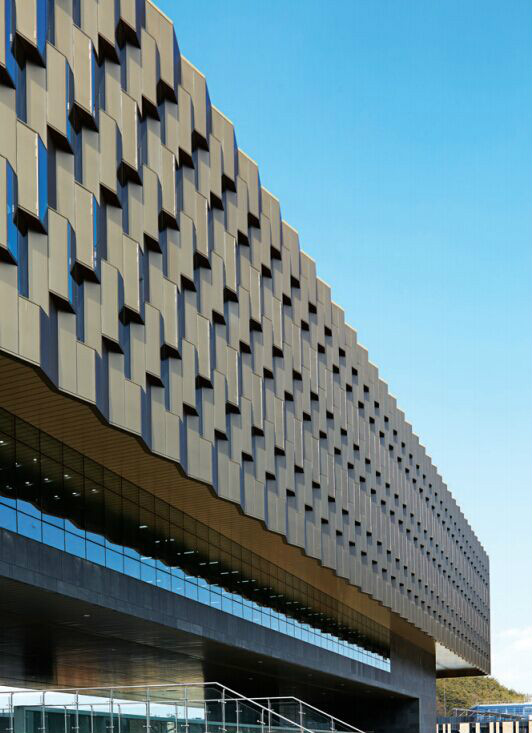 national university),是韩国一所综合国立大学,全称为国立首尔大学