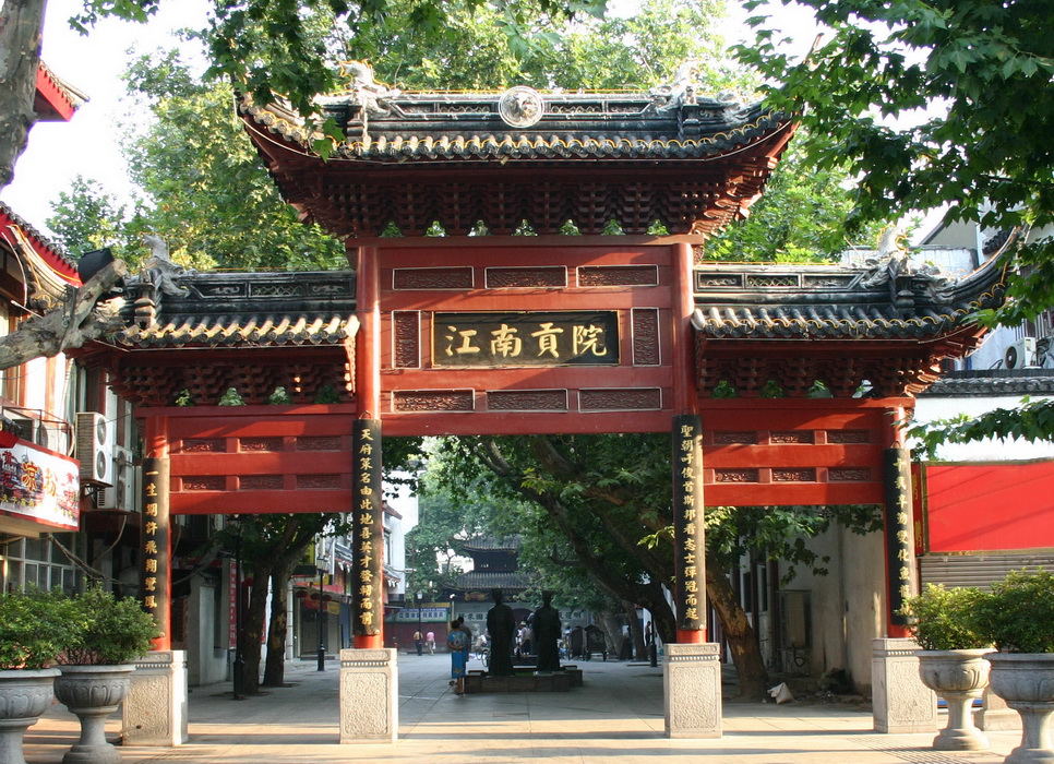  p>江南贡院大门为三阙辕门,木结构,中通人行,两侧平时封闭,正门五间