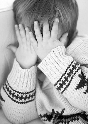 拼音是hàixiū,指的是感到不好意思,难为情.也可指因胆怯,怕